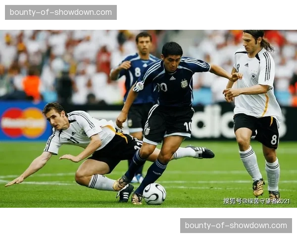 卡拉巴赫5-4-1防守体系执行不力 中场拦截与后防协作脱节